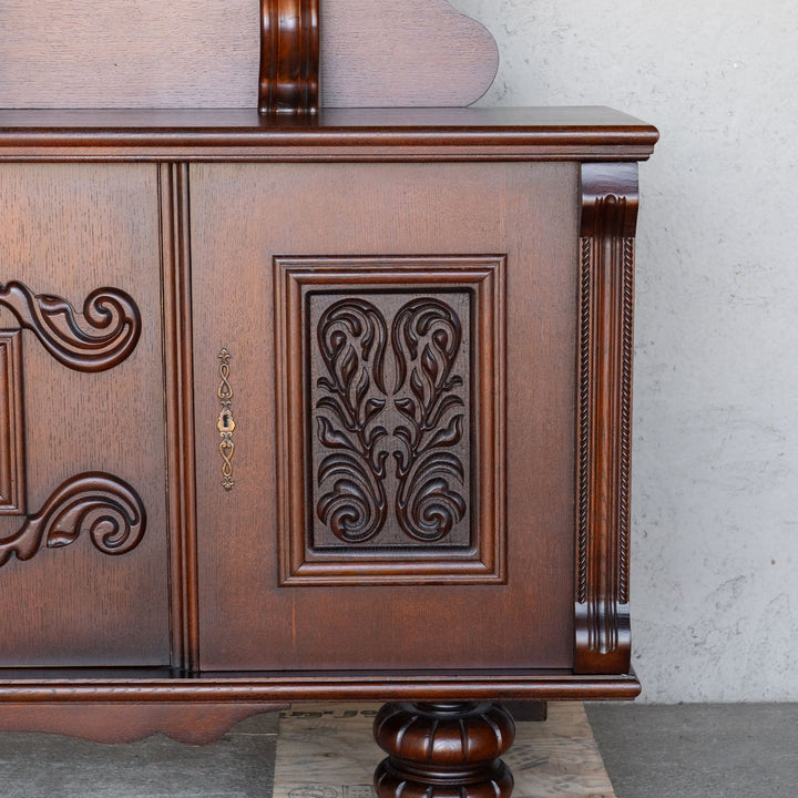 曲線と植物モチーフを組み合わせた美しい装飾が目を惹く サイドボード /23G