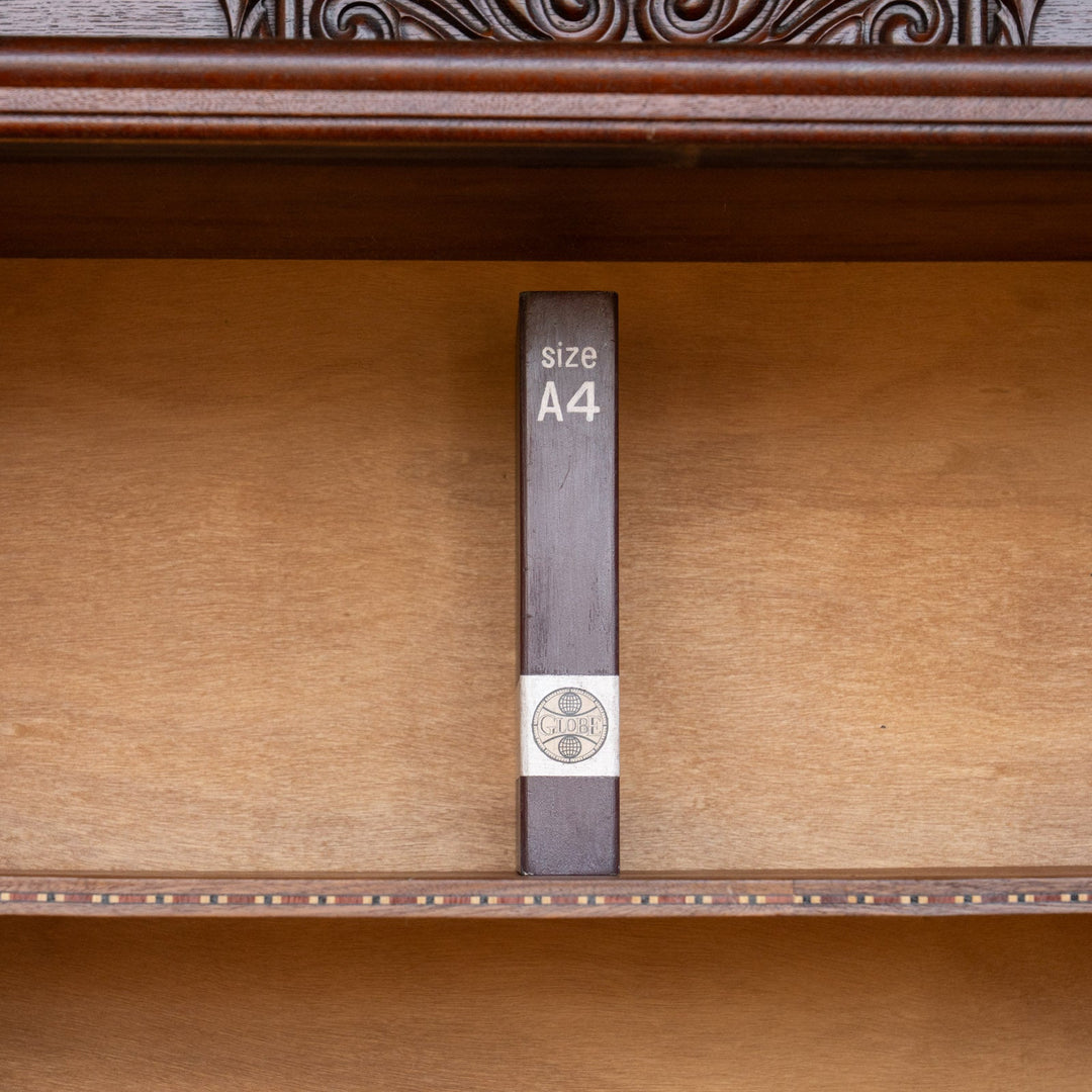 曲線と植物モチーフを組み合わせた美しい装飾が目を惹く サイドボード /23G