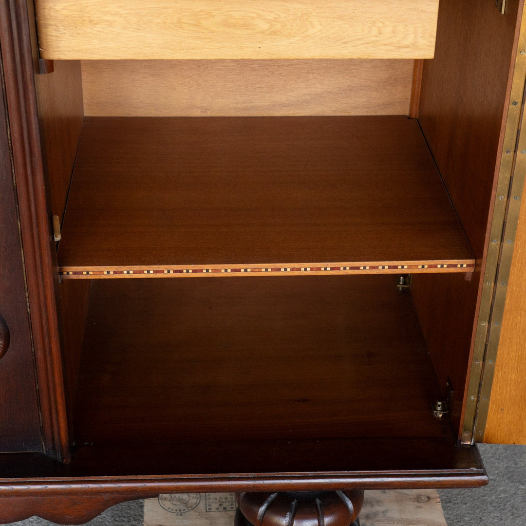 曲線と植物モチーフを組み合わせた美しい装飾が目を惹く サイドボード /23G