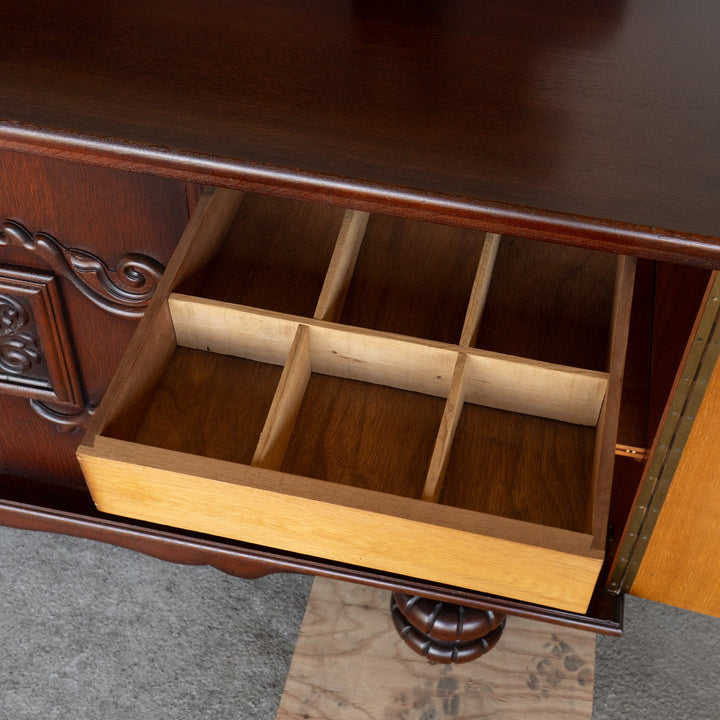 曲線と植物モチーフを組み合わせた美しい装飾が目を惹く サイドボード /23G