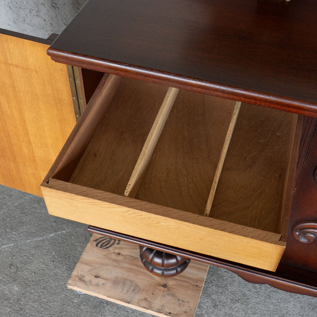 曲線と植物モチーフを組み合わせた美しい装飾が目を惹く サイドボード /23G