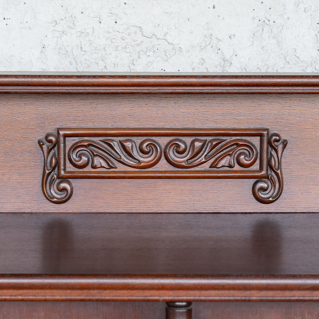 曲線と植物モチーフを組み合わせた美しい装飾が目を惹く サイドボード /23G