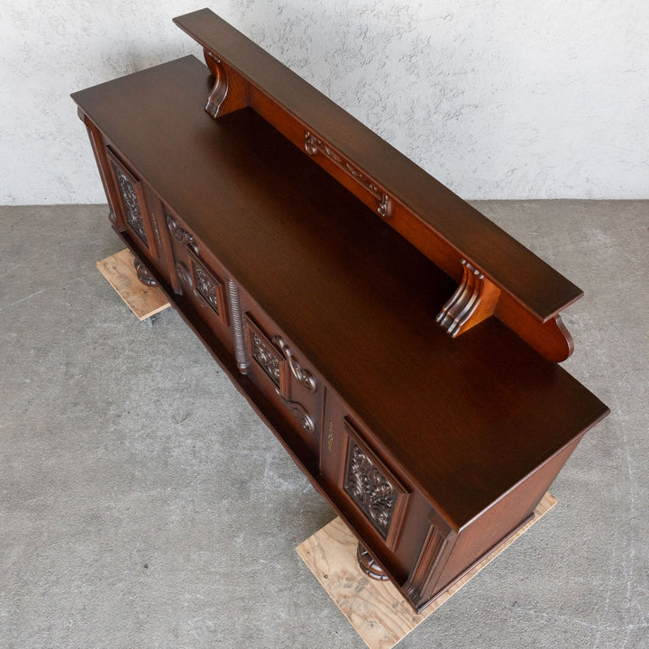 曲線と植物モチーフを組み合わせた美しい装飾が目を惹く サイドボード /23G