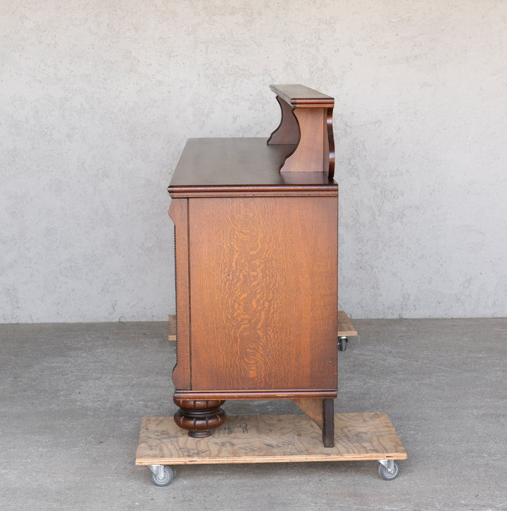 曲線と植物モチーフを組み合わせた美しい装飾が目を惹く サイドボード /23G