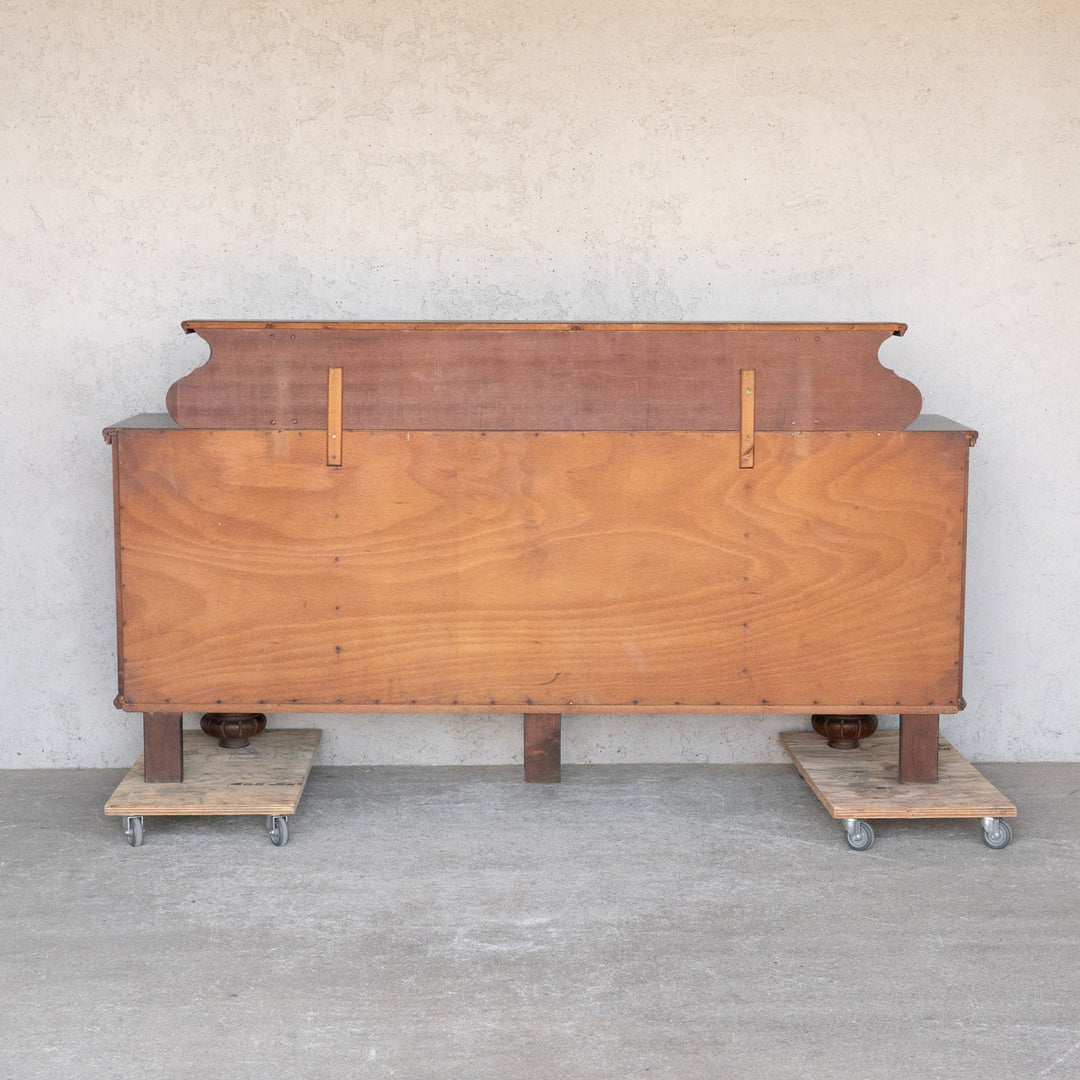 曲線と植物モチーフを組み合わせた美しい装飾が目を惹く サイドボード /23G