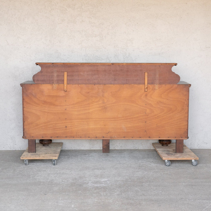 曲線と植物モチーフを組み合わせた美しい装飾が目を惹く サイドボード /23G