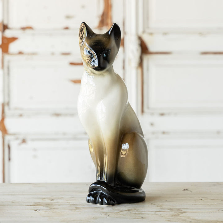 足を揃えた気品を感じる姿勢が印象的 シャム猫 キャットフィギュリン[m]