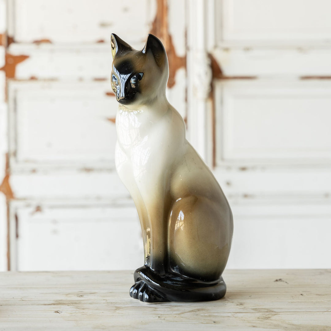 足を揃えた気品を感じる姿勢が印象的 シャム猫 キャットフィギュリン[m]