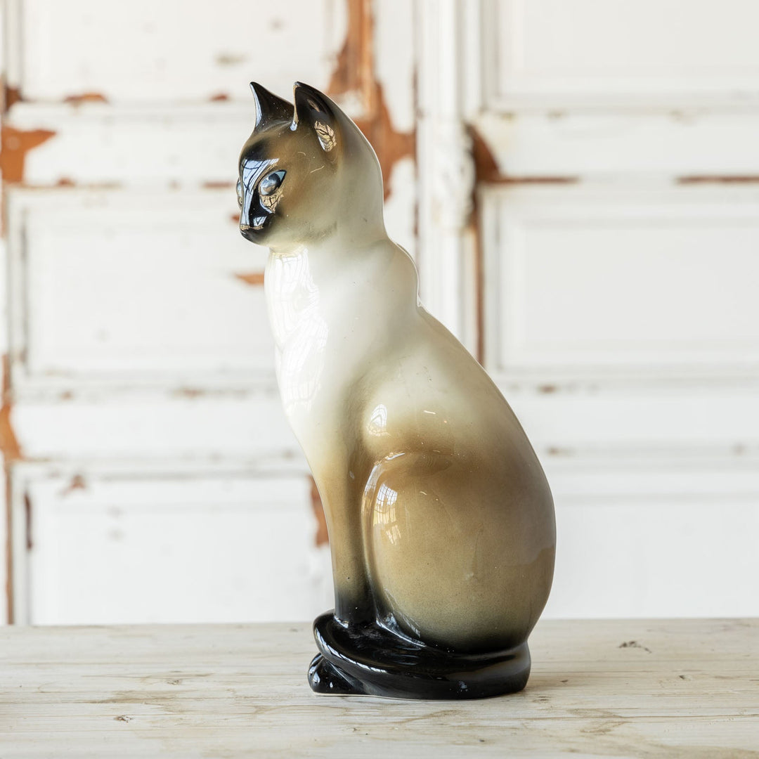 足を揃えた気品を感じる姿勢が印象的 シャム猫 キャットフィギュリン[m]