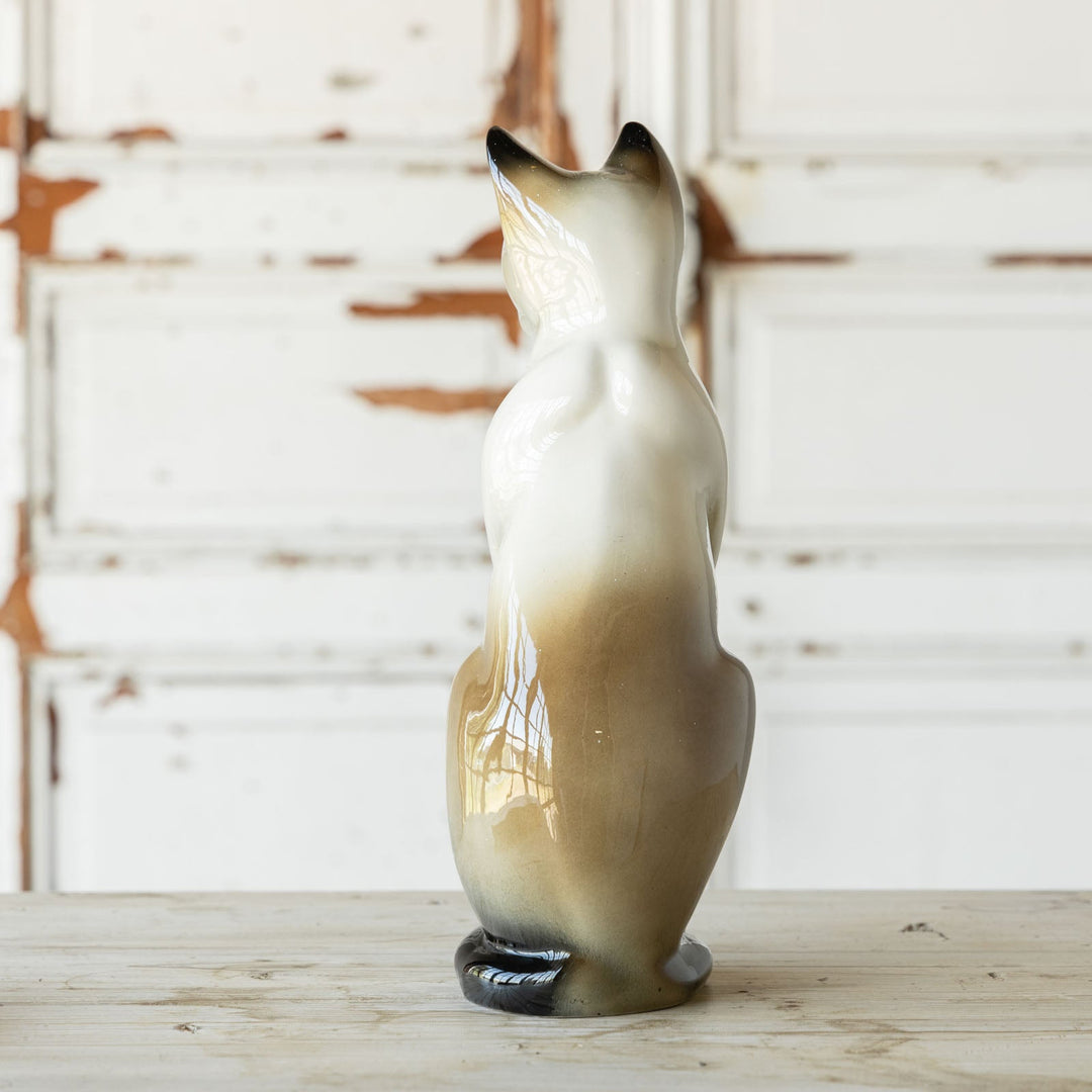 足を揃えた気品を感じる姿勢が印象的 シャム猫 キャットフィギュリン[m]