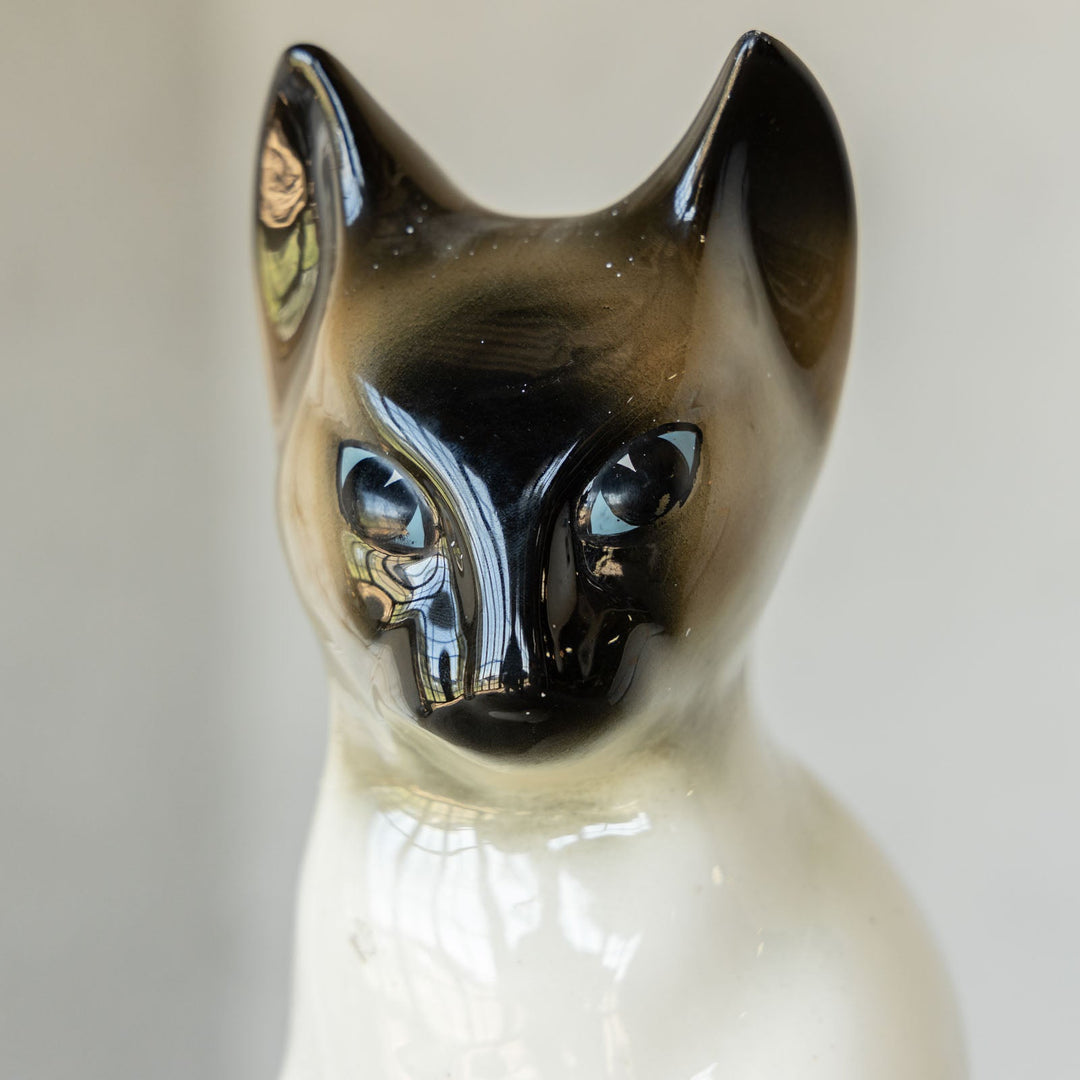 足を揃えた気品を感じる姿勢が印象的 シャム猫 キャットフィギュリン[m]
