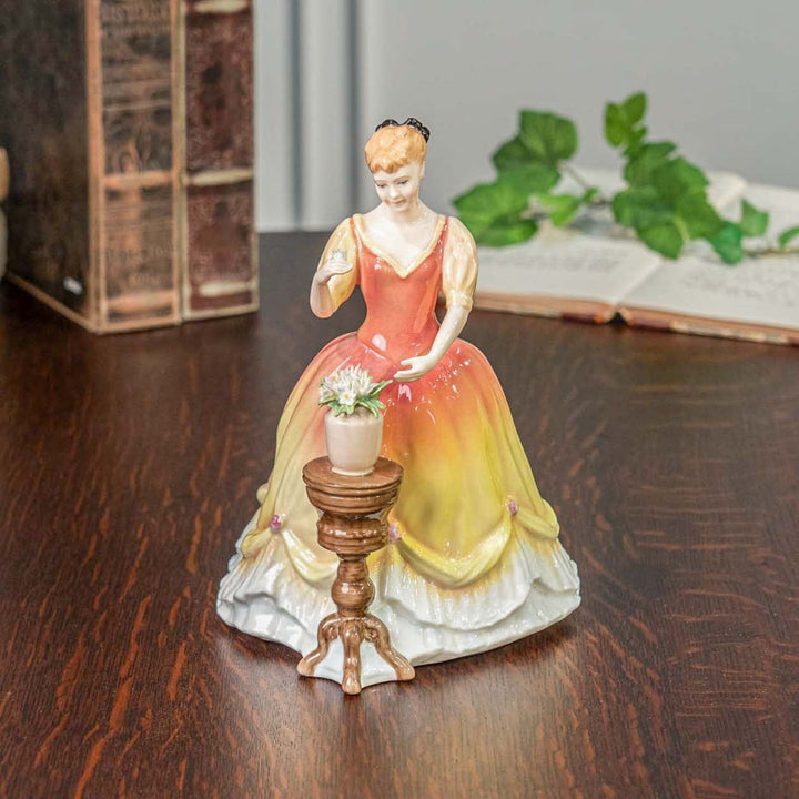 【ROYAL DOULTON ロイヤルドルトン Sarah サラ】レディー フィギュリン[m]