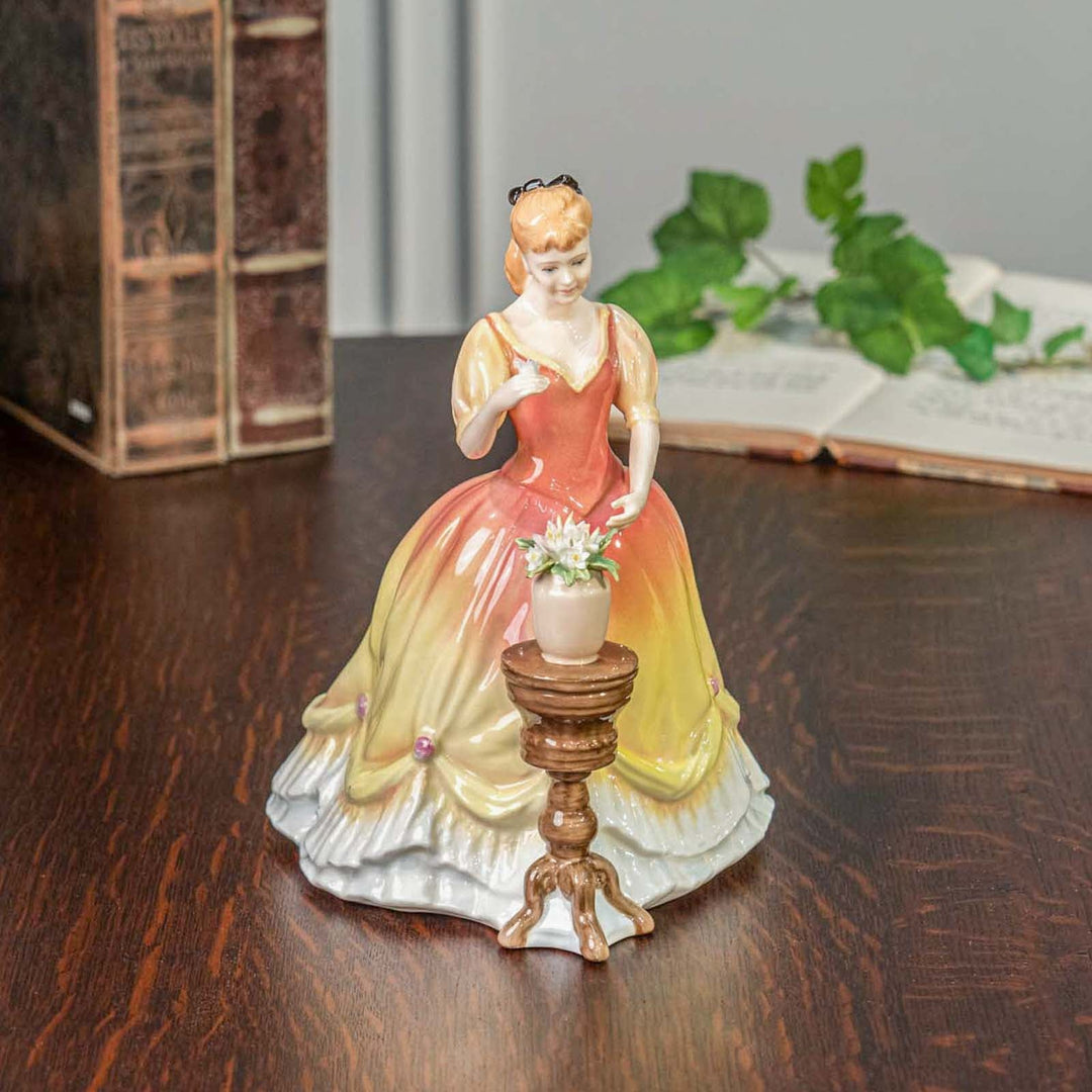 【ROYAL DOULTON ロイヤルドルトン Sarah サラ】レディー フィギュリン[m]