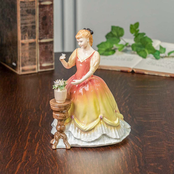 【ROYAL DOULTON ロイヤルドルトン Sarah サラ】レディー フィギュリン[m]