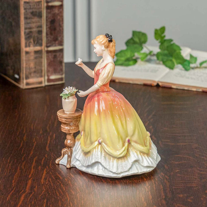 【ROYAL DOULTON ロイヤルドルトン Sarah サラ】レディー フィギュリン[m]
