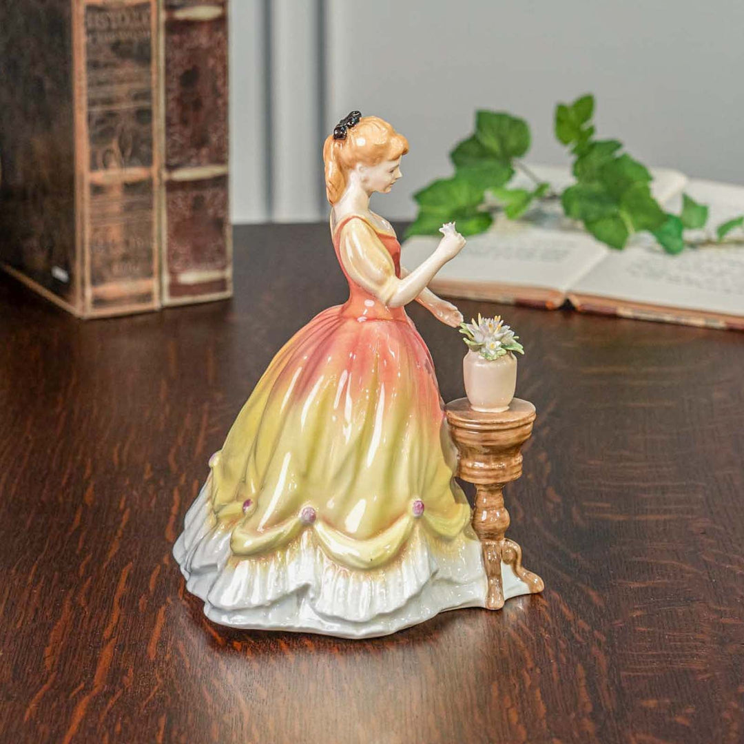 【ROYAL DOULTON ロイヤルドルトン Sarah サラ】レディー フィギュリン[m]