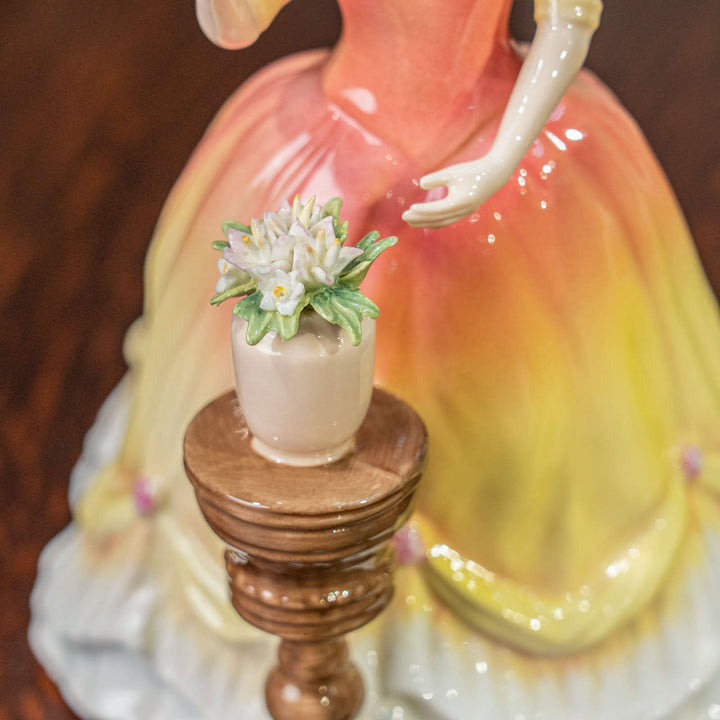 【ROYAL DOULTON ロイヤルドルトン Sarah サラ】レディー フィギュリン[m]
