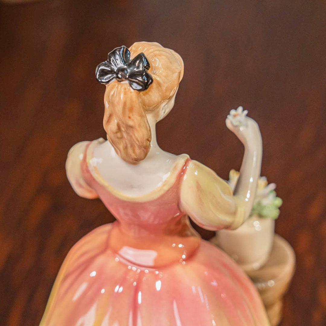 【ROYAL DOULTON ロイヤルドルトン Sarah サラ】レディー フィギュリン[m]