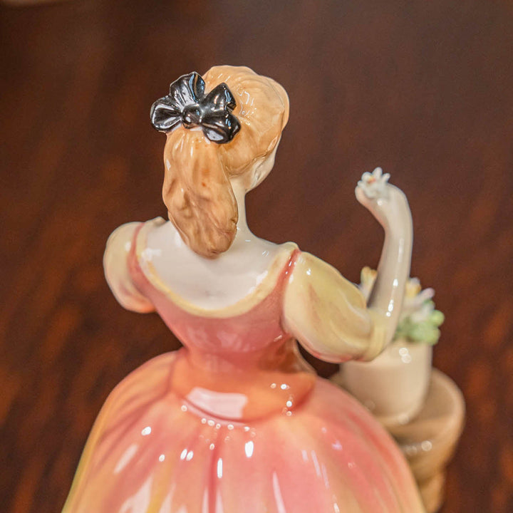 【ROYAL DOULTON ロイヤルドルトン Sarah サラ】レディー フィギュリン[m]