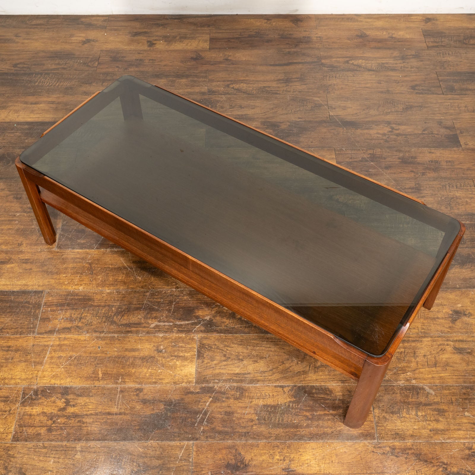 英国【Myer メイヤー】 スモークガラスの天板がスタイリッシュ