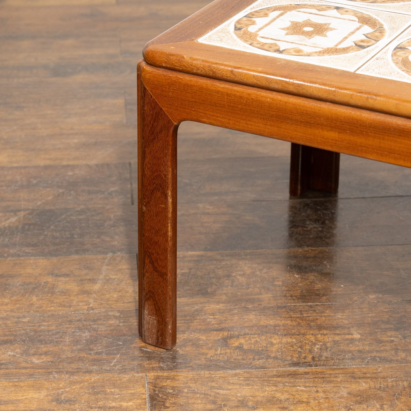 英国【G-PLAN ジープラン】可愛らしい幾何学模様のタイルが特徴的