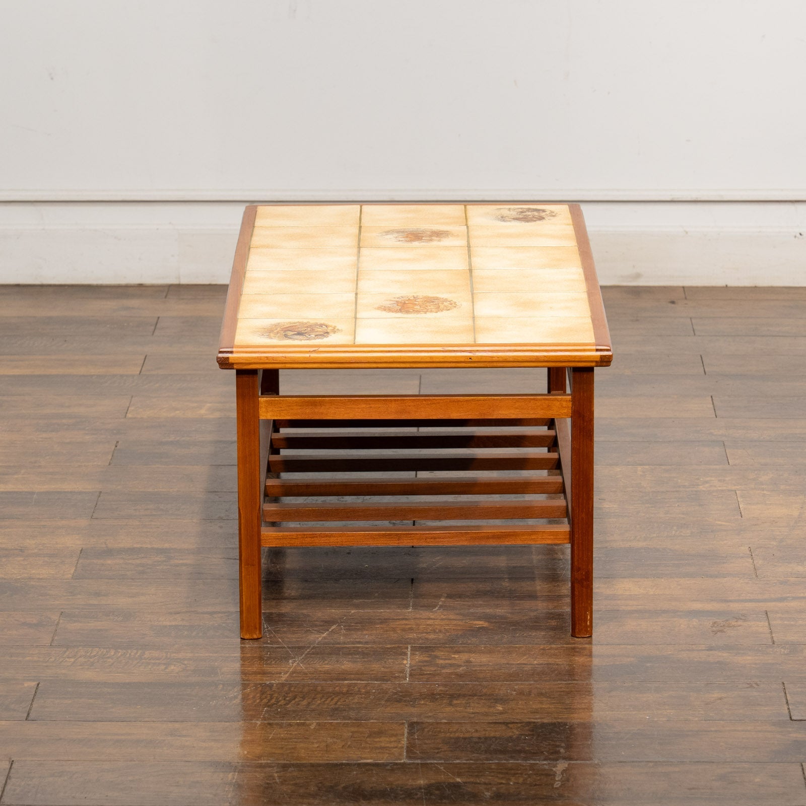 タイルに描かれた動物たちのイラストが可愛らしい ラダーラック付き