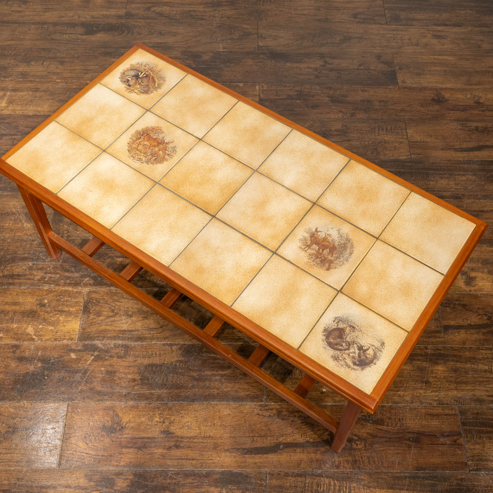 タイルに描かれた動物たちのイラストが可愛らしい ラダーラック付き