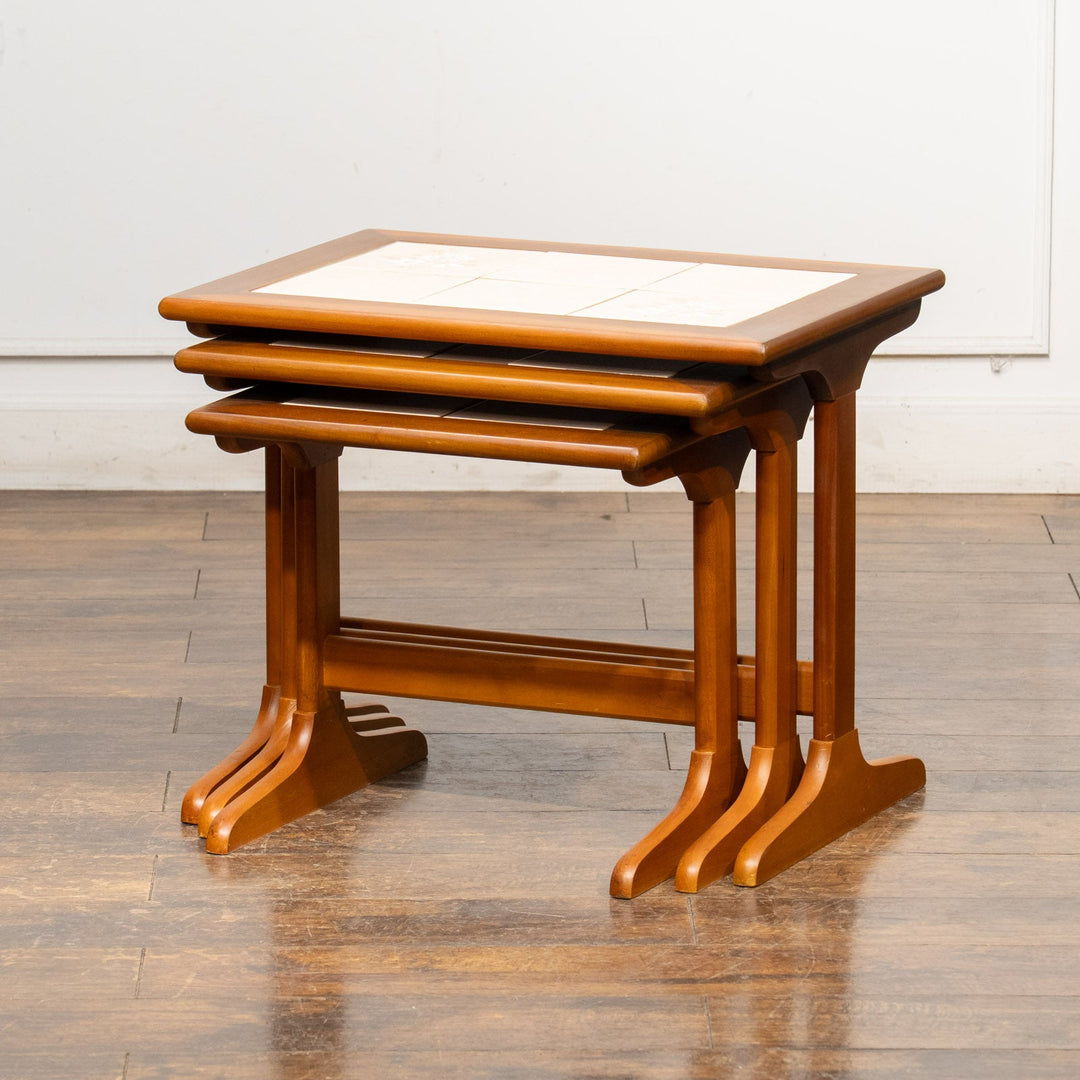 趣のある花模様のタイル天板が素敵 タイルトップ 3段 ネストテーブル /23I