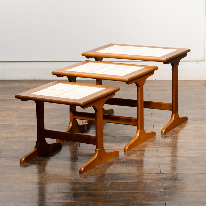 趣のある花模様のタイル天板が素敵 タイルトップ 3段 ネストテーブル /23I