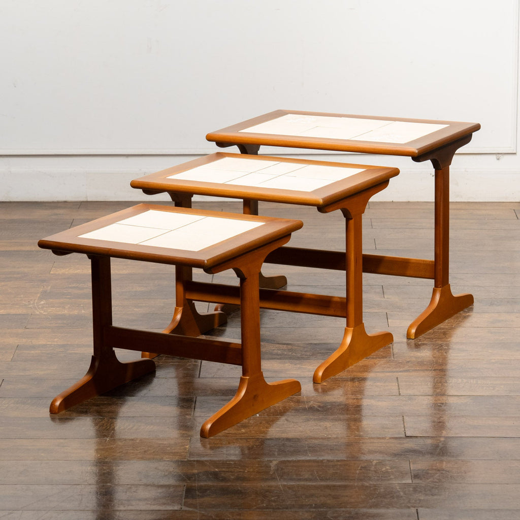 趣のある花模様のタイル天板が素敵 タイルトップ 3段 ネストテーブル