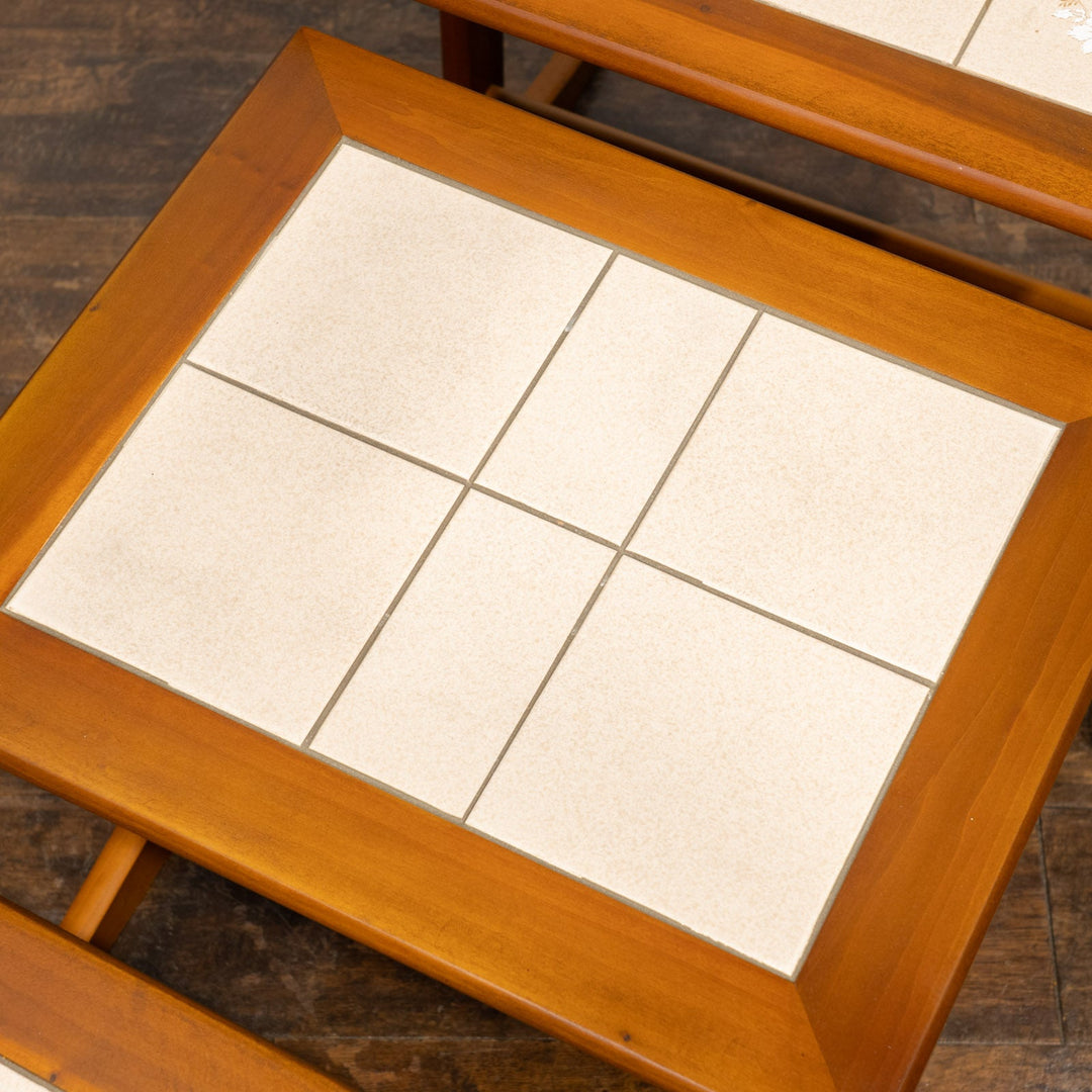 趣のある花模様のタイル天板が素敵 タイルトップ 3段 ネストテーブル /23I