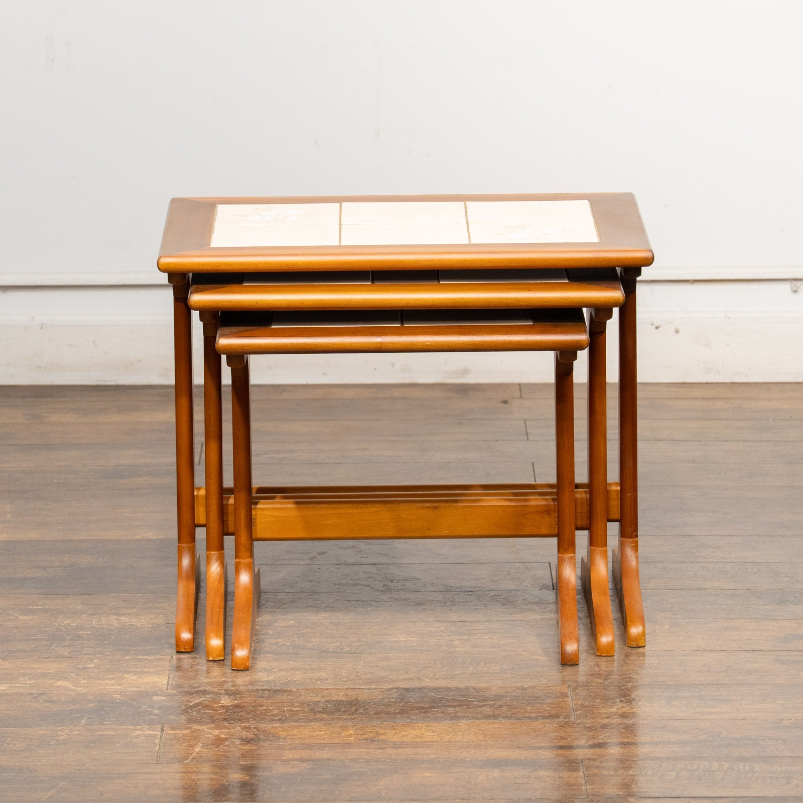 趣のある花模様のタイル天板が素敵 タイルトップ 3段 ネストテーブル