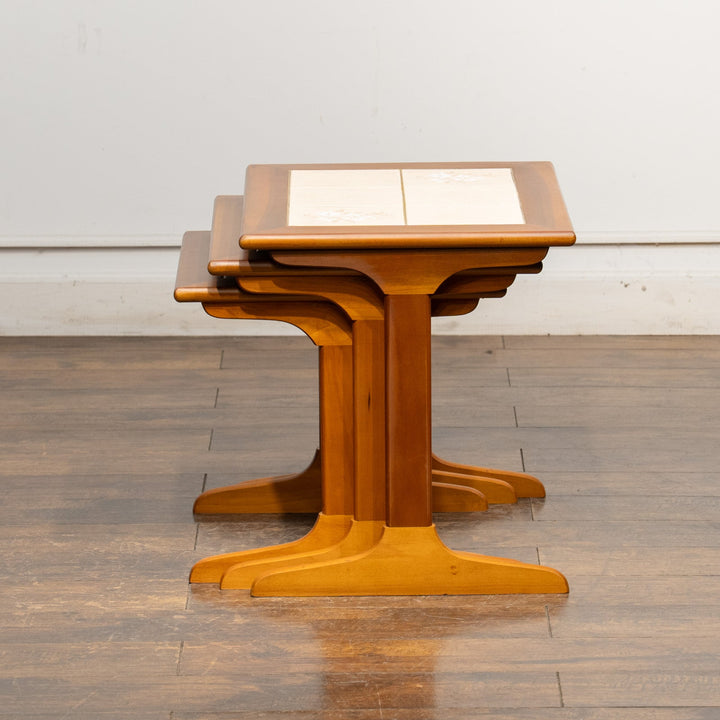 趣のある花模様のタイル天板が素敵 タイルトップ 3段 ネストテーブル /23I