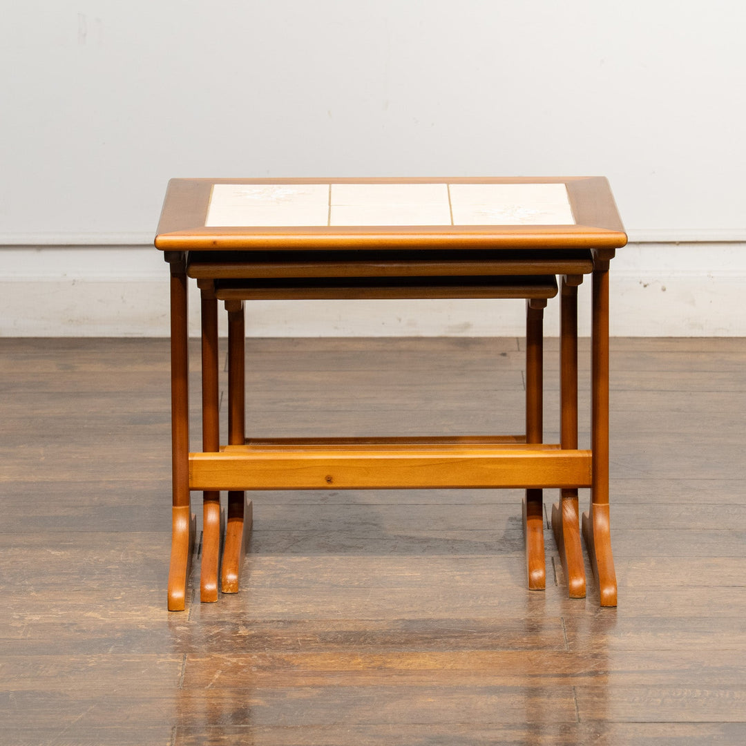 趣のある花模様のタイル天板が素敵 タイルトップ 3段 ネストテーブル /23I