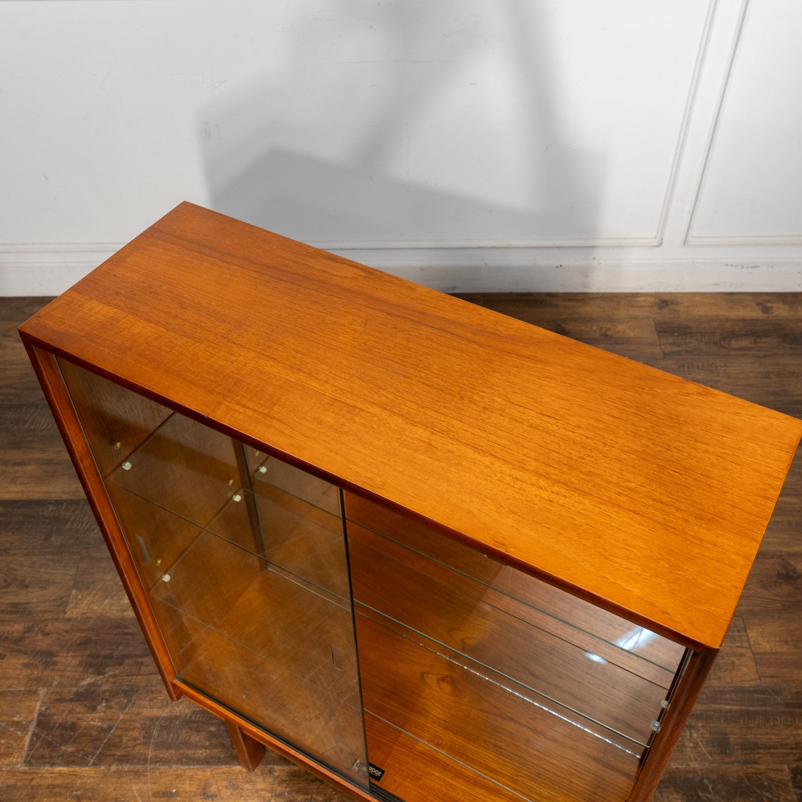 英国【TURNIDGE ターニッジ】ミラーバックで収納品を美しく見せる