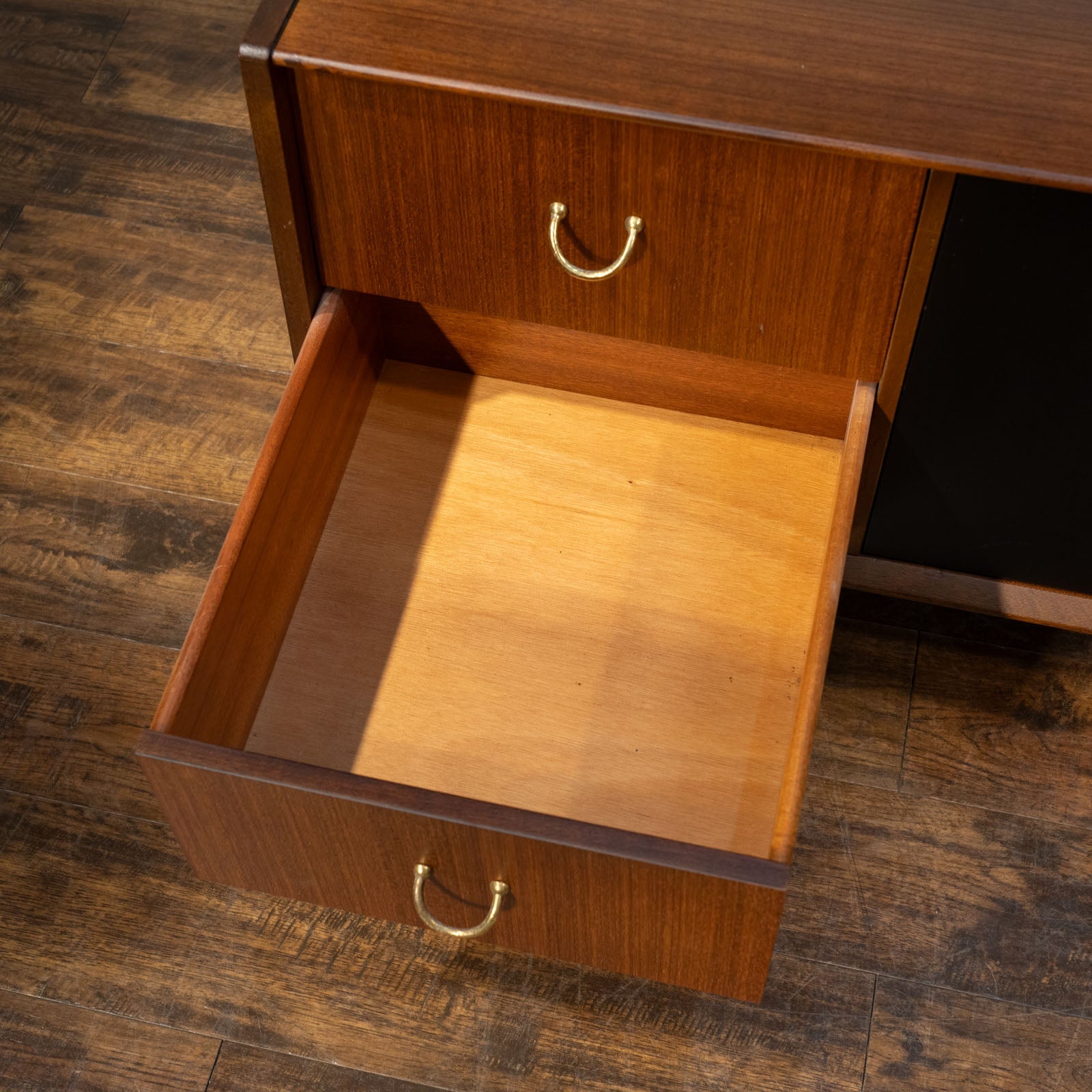 英国【G-PLAN ジープラン Tola&Black トーラ&ブラック】どちら側から見