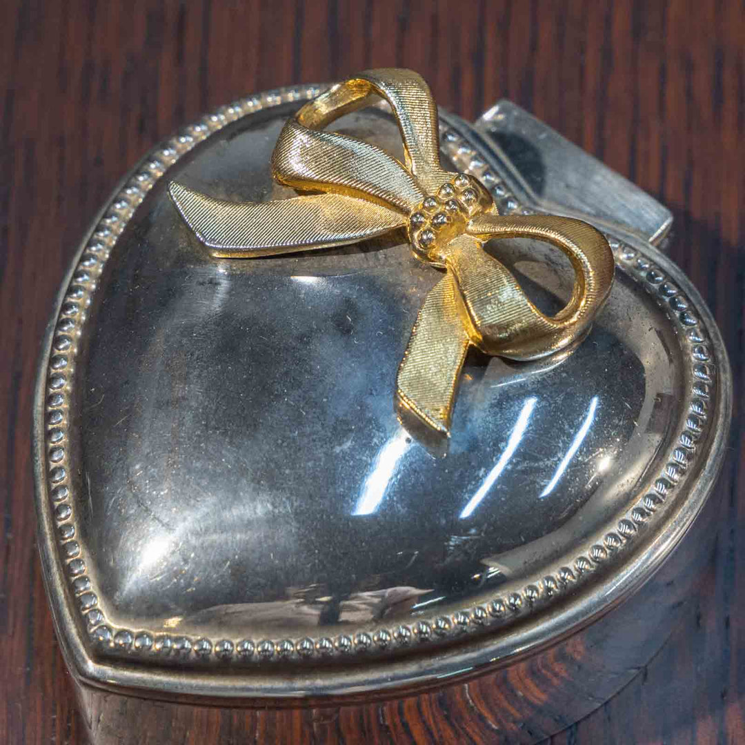 ハートのフォルムにリボンの装飾が可愛らしい ジュエリーボックス[m]