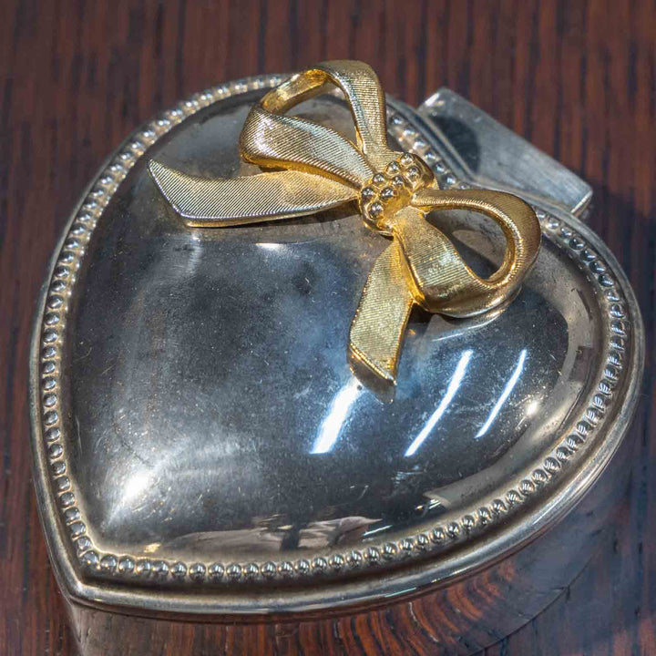 ハートのフォルムにリボンの装飾が可愛らしい ジュエリーボックス[m]