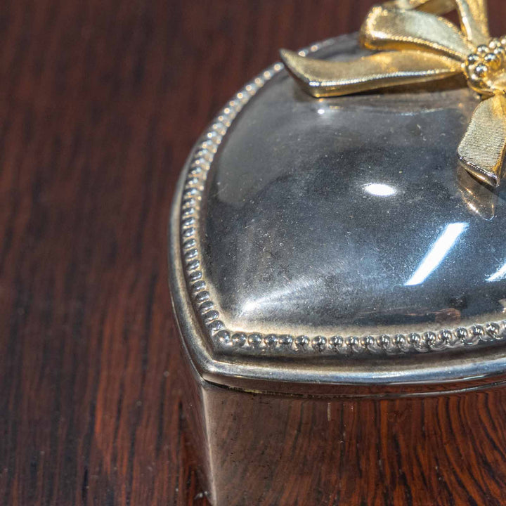 ハートのフォルムにリボンの装飾が可愛らしい ジュエリーボックス[m]