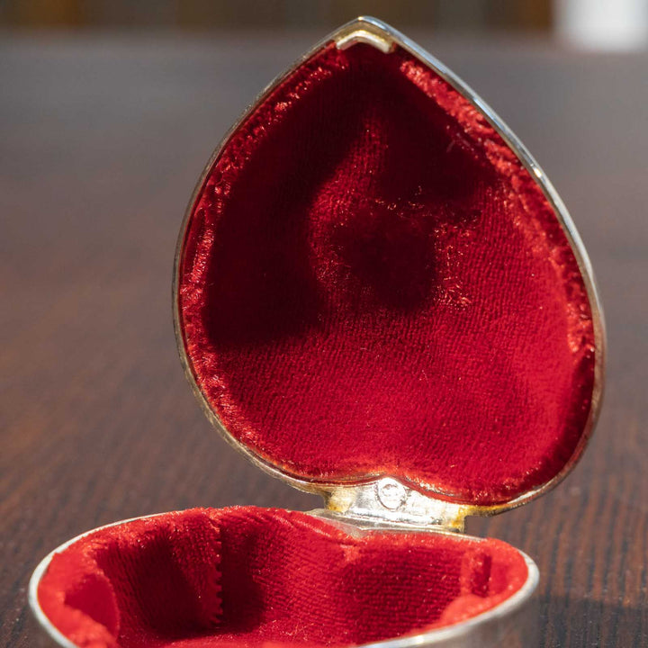 ハートのフォルムにリボンの装飾が可愛らしい ジュエリーボックス[m]