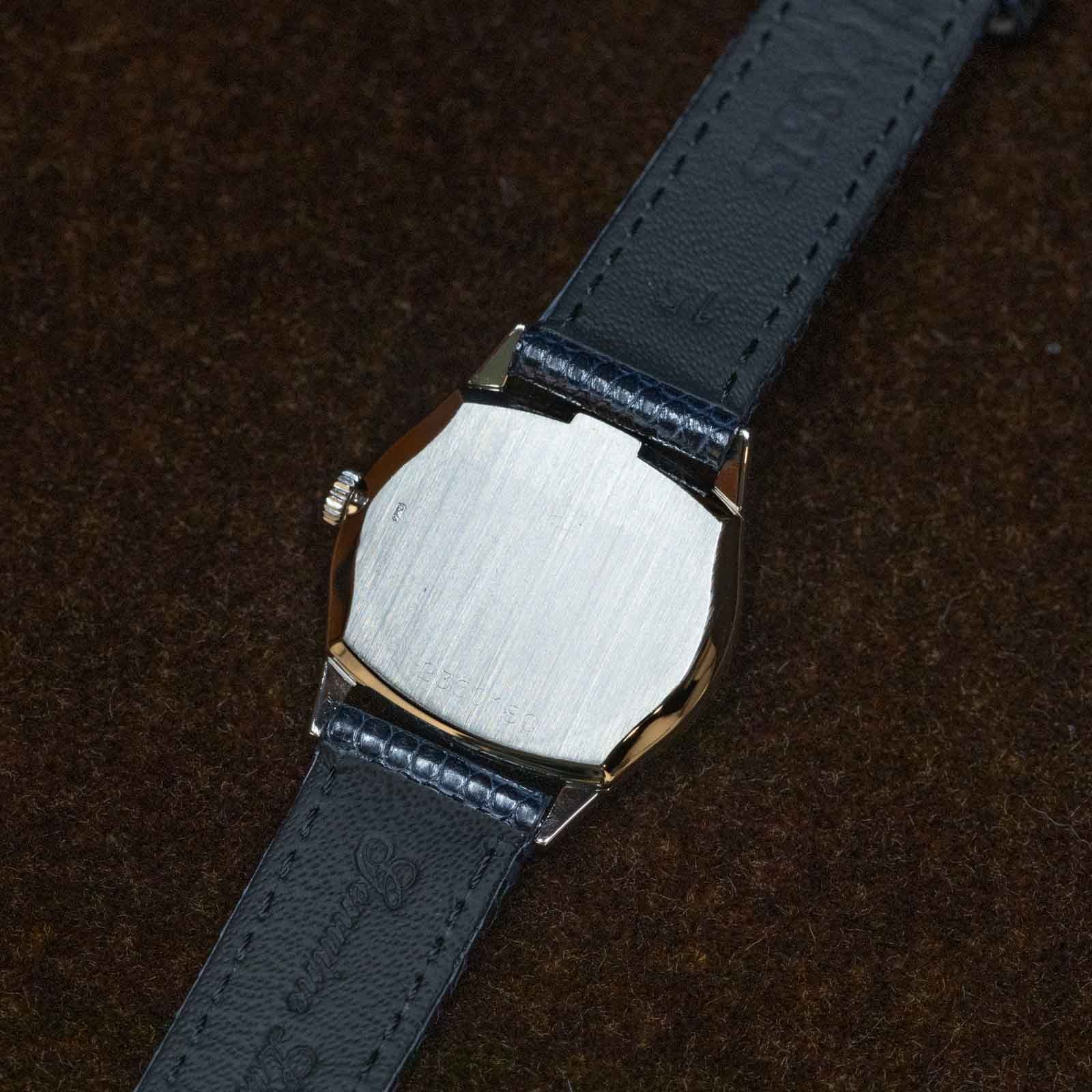 ROLEX ロレックス】放射状にヘアライン仕上げされたケースが上品