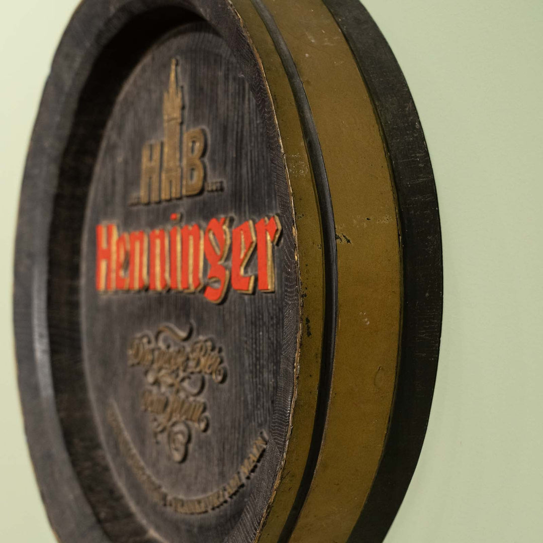 ドイツのビールメーカー【Henninger ヘニンガー】ロゴ入リ看板[m]