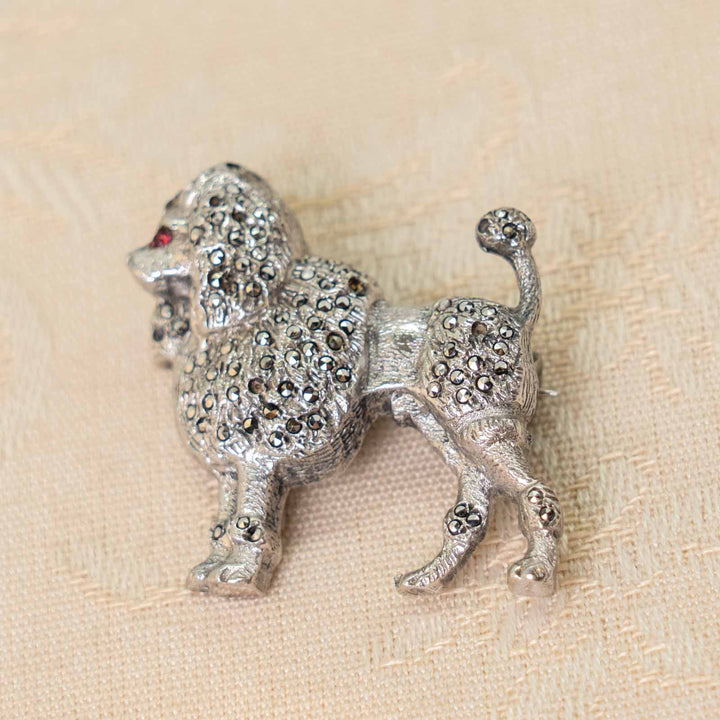 ふわふわの毛並みをマルカジットで表現した スターリングシルバー マルカジット プードルモチーフブローチ /23K-A[m]