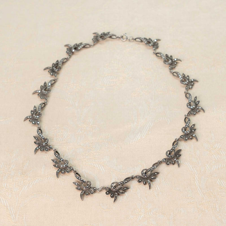 繊細なモチーフが美しく連なる スターリングシルバー マルカジット ビブネックレス[m]