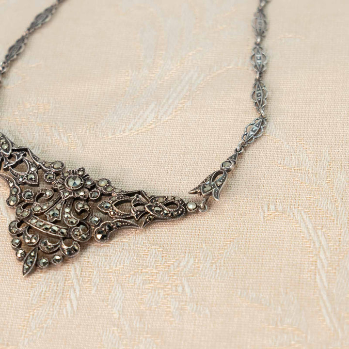 アールデコを感じる繊細なデザインが美しい スターリングシルバー マルカジット ビブネックレス /23K-A[m]