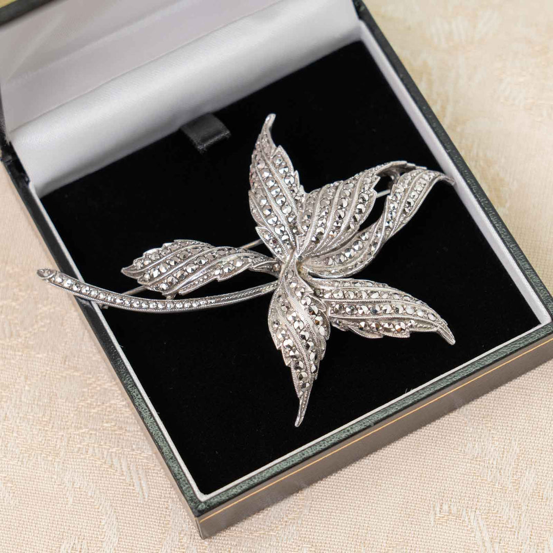 大きく優雅な花びらが上品さを醸し出す スターリングシルバー マルカジット フラワーモチーフブローチ[m]