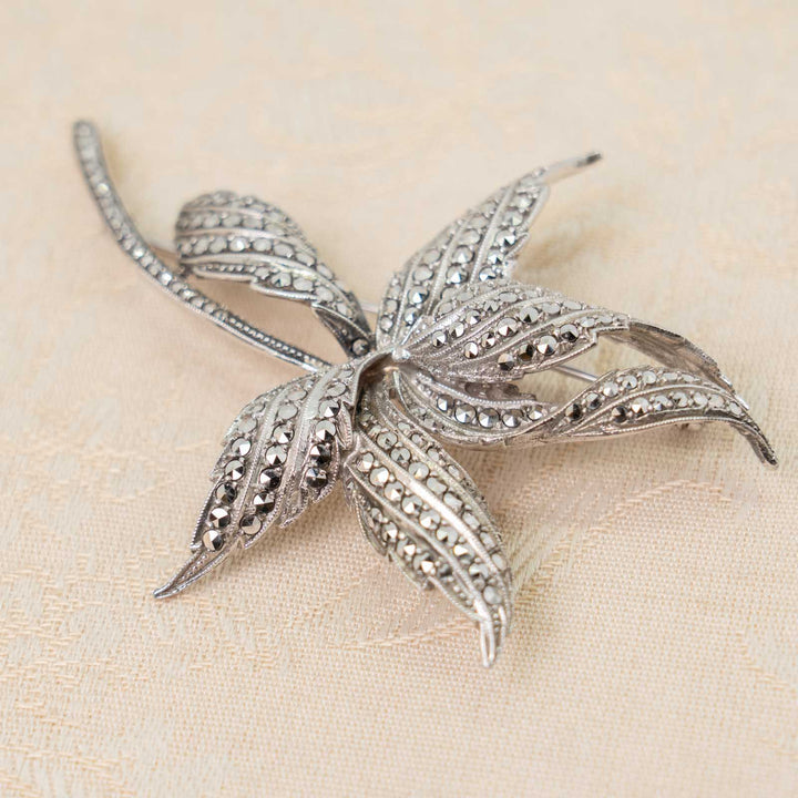 大きく優雅な花びらが上品さを醸し出す スターリングシルバー マルカジット フラワーモチーフブローチ[m]