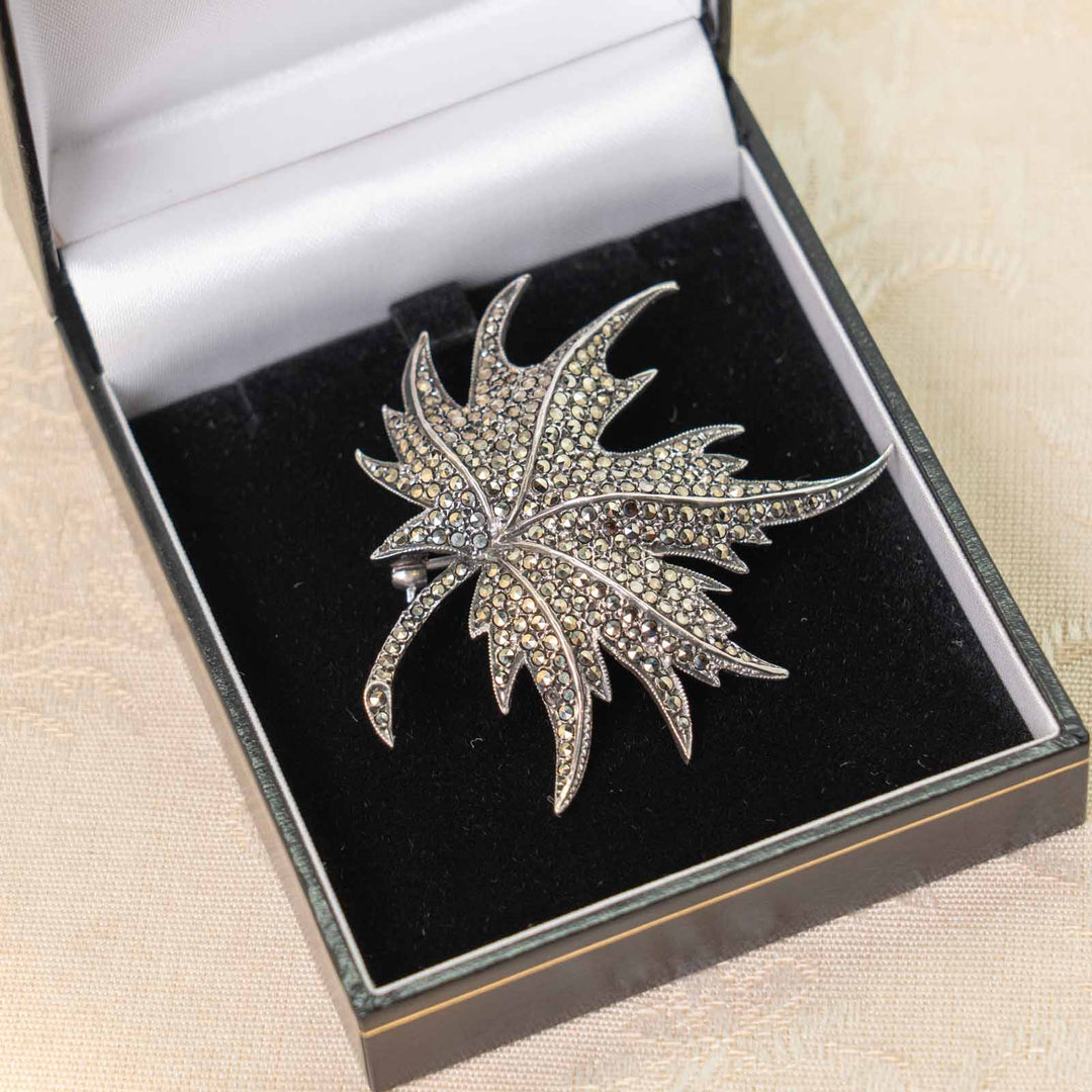 楓の葉のフォルムが立体的に表現された スターリングシルバー マルカジット メイプルリーフモチーフブローチ/23K-A [m]