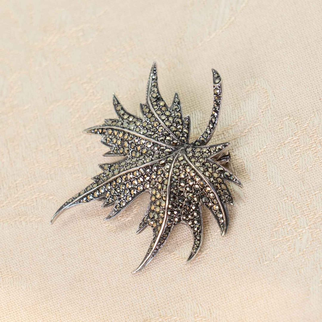 楓の葉のフォルムが立体的に表現された スターリングシルバー マルカジット メイプルリーフモチーフブローチ/23K-A [m]