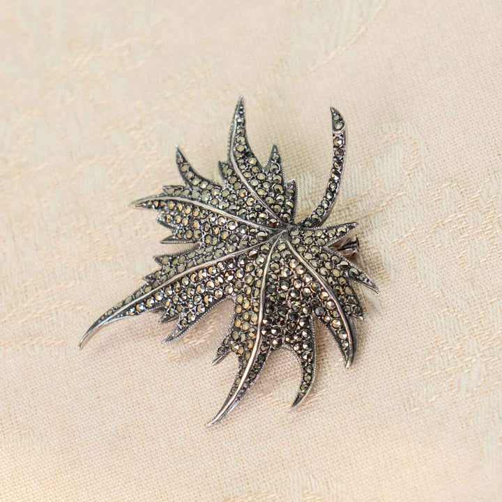楓の葉のフォルムが立体的に表現された スターリングシルバー マルカジット メイプルリーフモチーフブローチ/23K-A [m]